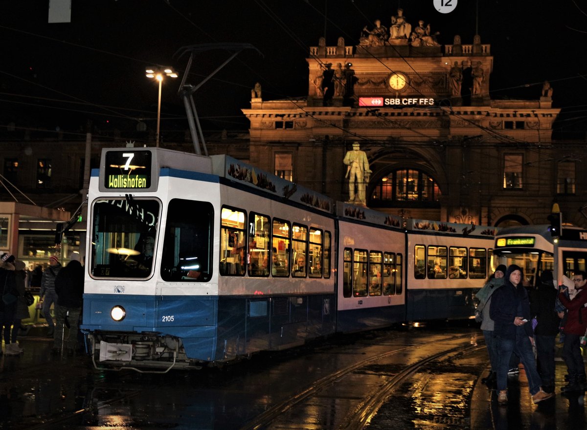 VBZ Be 4/6 Nr. 2105 als Tramlinie 7 nach Wollishofen in Zürich. Das Tram fuhr dann die Bahnhofsstrasse entlang. Im Hintergrund kann man noch das schöne alte Bahnhofsgebäude des HB Zürich mit dem  Alfred-Escher-Brunnen  erkennen.