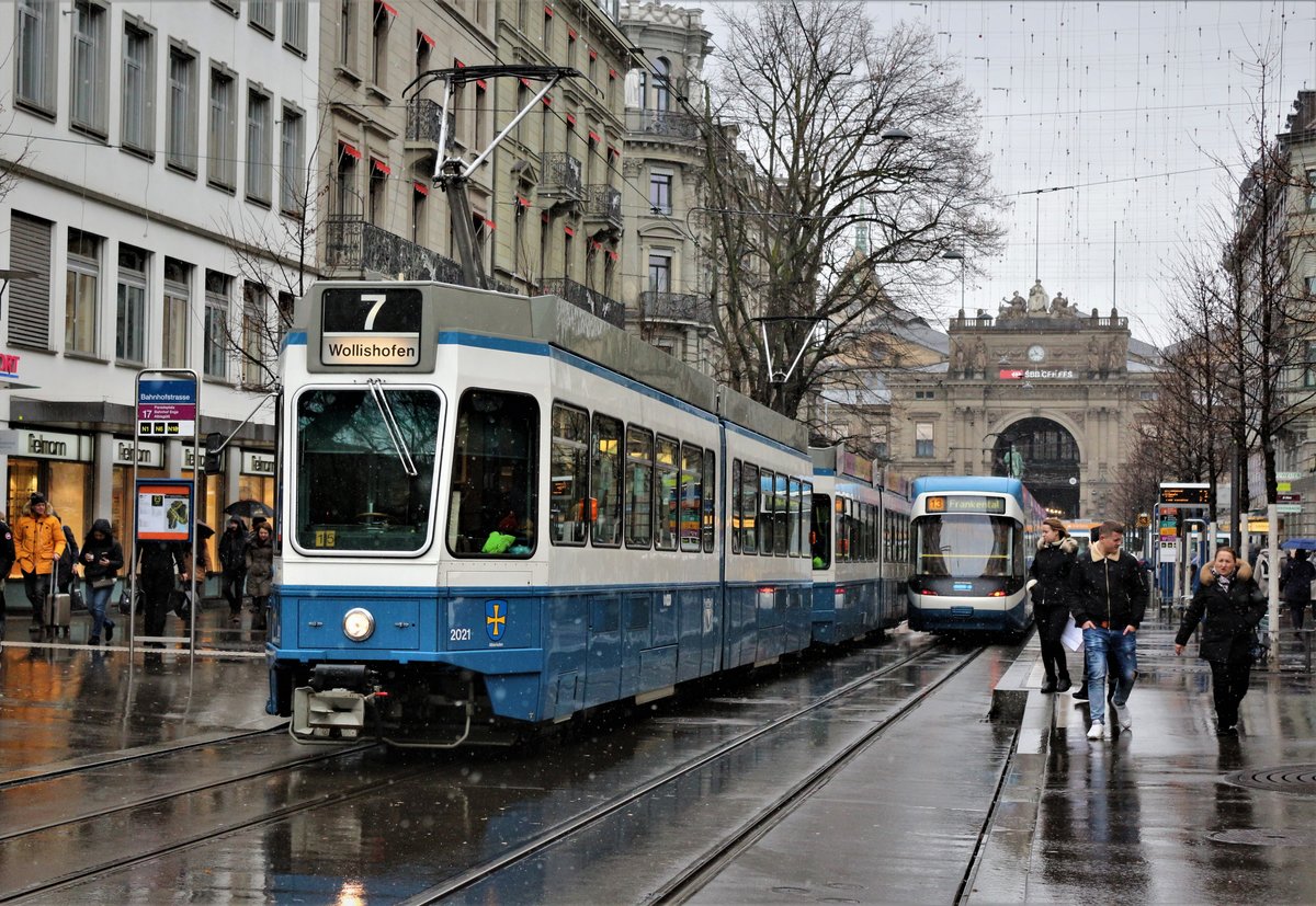 VBZ Be 4/6  Tram 2000  Nr. 2021  Albisrieden  am 28. Dezember 2017 auf der Bahnhofstrasse. Die Tramlinie 7 nach Wollishofen erreicht im Bild die Hst. Zürich Bahnhofstrasse/HB.