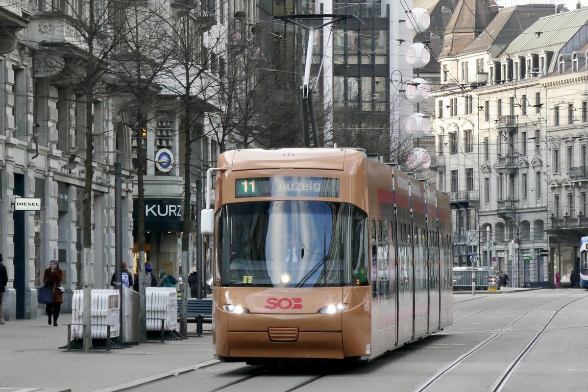 VBZ Be 5/6 3030 der seit dem 1.4.23 für den SOB Traverso wirbt, am 4.4.23 in der Zürcher Bahnhofstrasse.