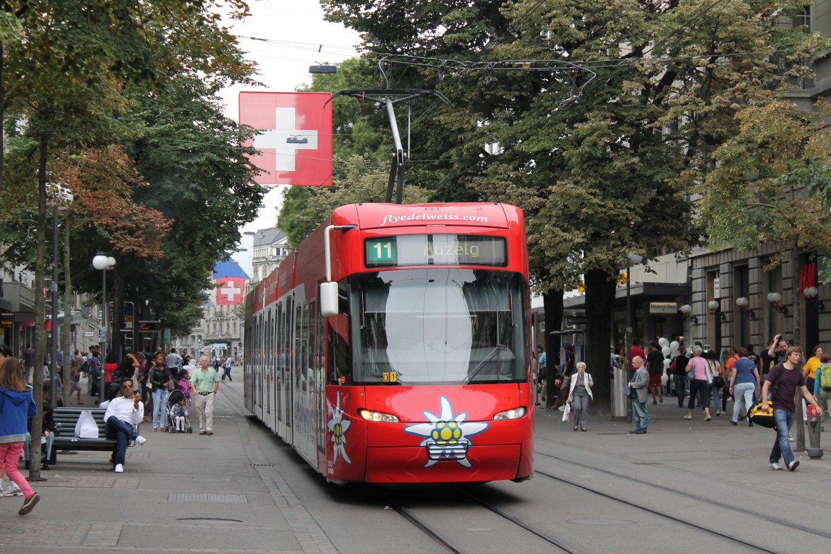 VBZ Be 5/6 3087 mit einer Vollwerbung fr die Edelweiss Air. Hier bei der Haltestelle Bahnhofstrasse/HB am 24.08.2013