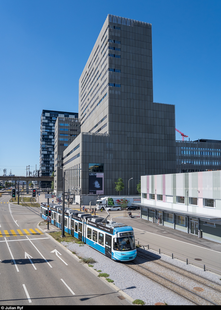 VBZ Cobra 3016 mit Maske am 4. September 2020 auf der Linie 4 beim Toni-Areal.