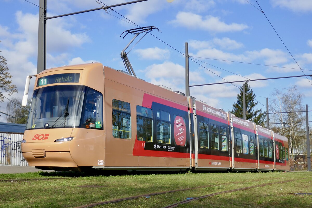 VBZ Cobra Be 5/6 3030 mit der neuen SOB Traverso Vollwerbung am 4.4.23 in Zürich Auzelg.