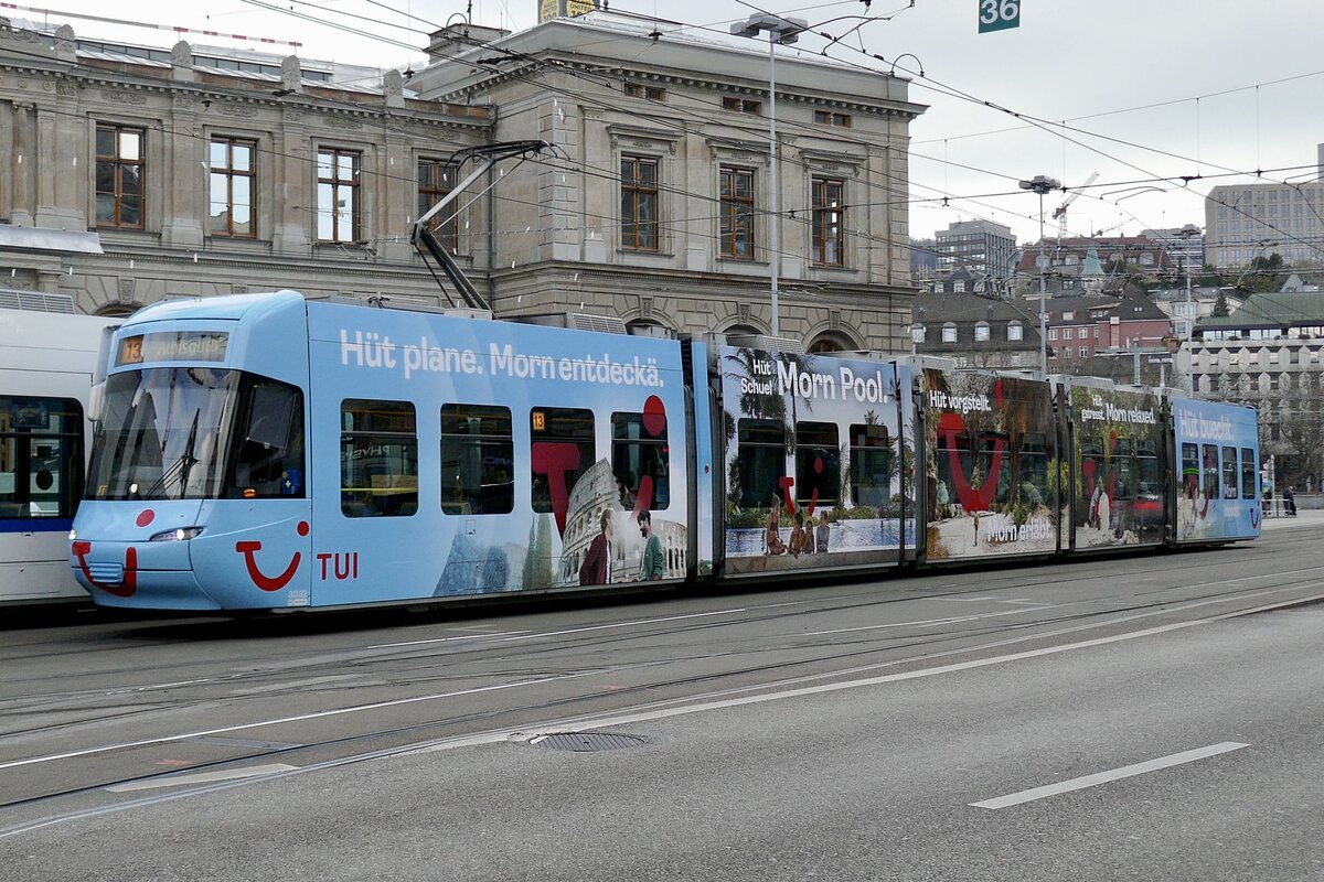 VBZ Cobra Be 5/6 3032 mit einer Vollwerbung vom Reiseveranstalter TUI am 4.4.23 beim Hauptbahnhof Zürich.