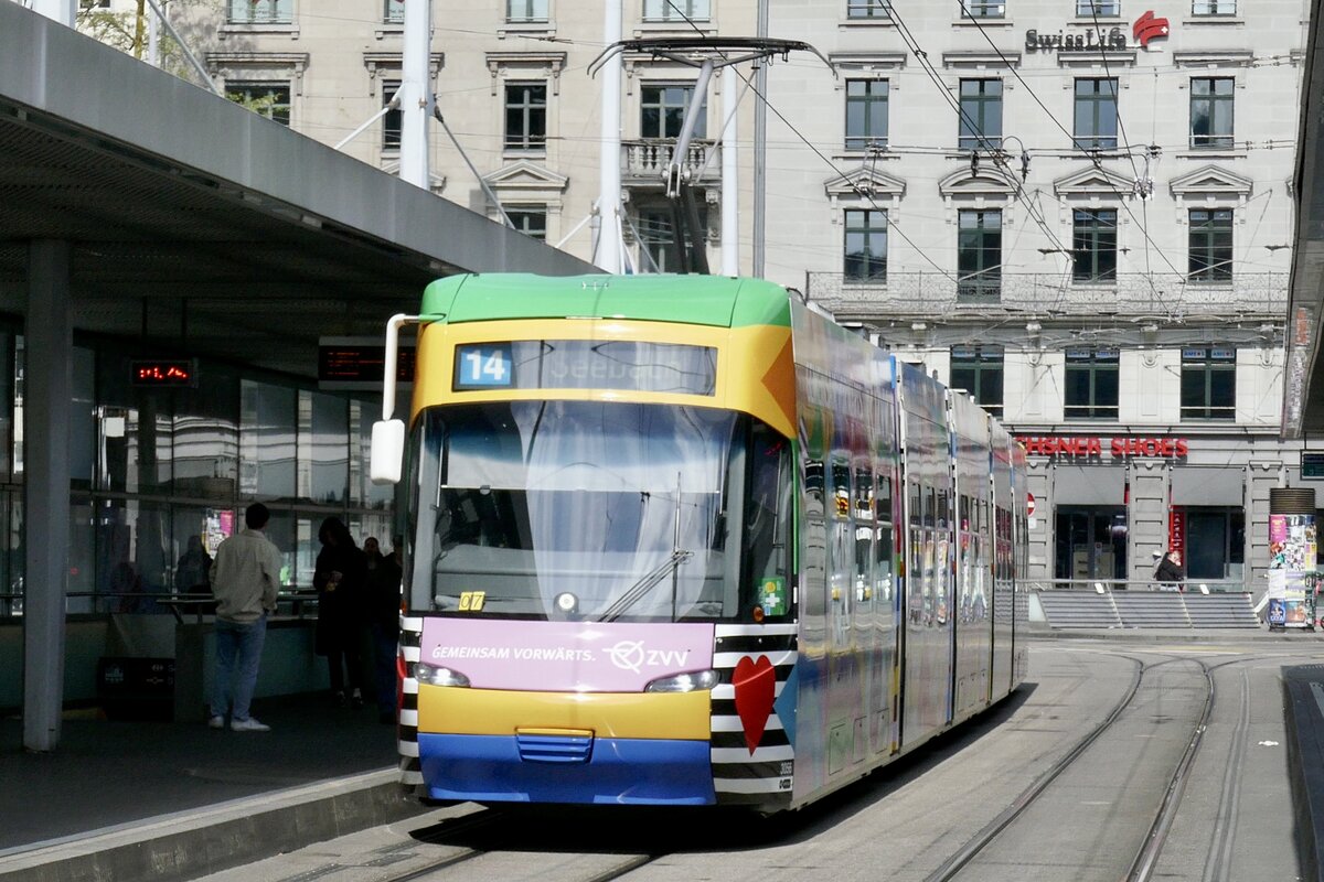 VBZ Cobra Be 5/6 3056 mit Vollwerbung ZVV Gemeinsam vorwärts am 18.5.23 beim Hauptbahnhof Zürich.