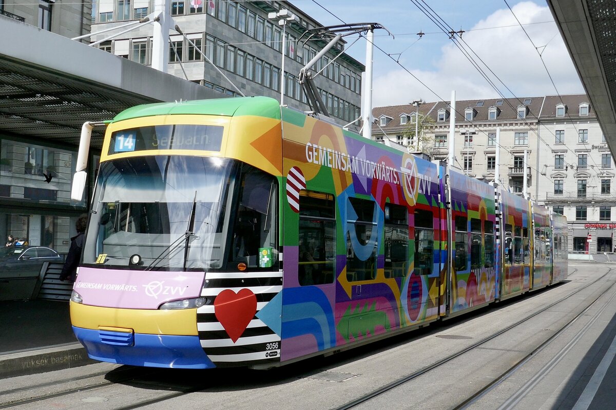 VBZ Cobra Be 5/6 3056 mit Vollwerbung ZVV Gemeinsam vorwärts am 18.5.23 beim Hauptbahnhof Zürich.