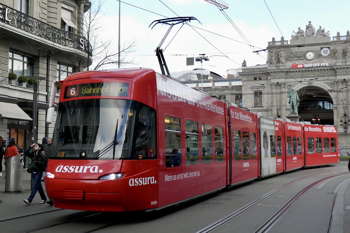 VBZ Cobra Be 5/6 3059 mit Vollwerbung für die Krankenkasse Assura am 4.4.23 beim Hauptbahnhof Zürich.