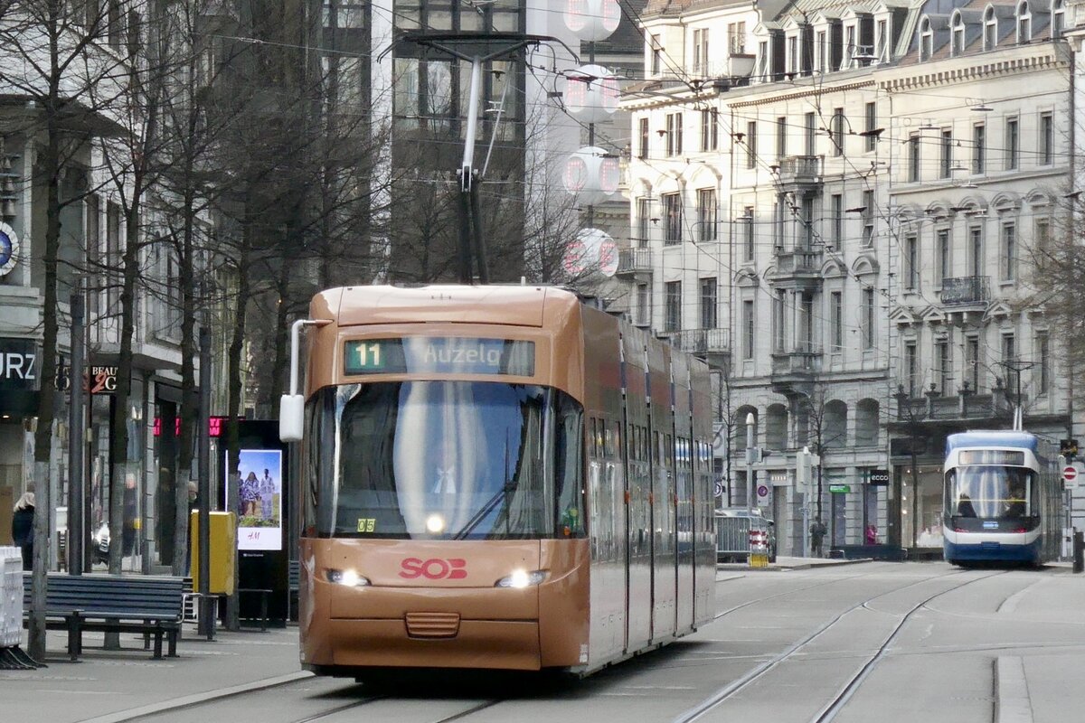 VBZ Cobra Tram Be 5/6 3030 im neuen Traverso Kleid am 4.4.23 in der Zürcher Bahnhofstrasse.