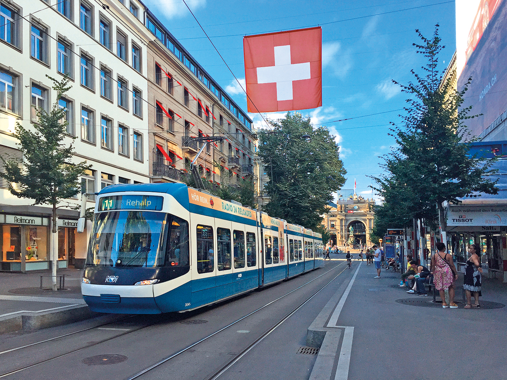 VBZ-Cobratram in der Bahnhofstrasse. Im Hintergrund das Südportal des HB. Aufnahme vom 11. Juni 2017