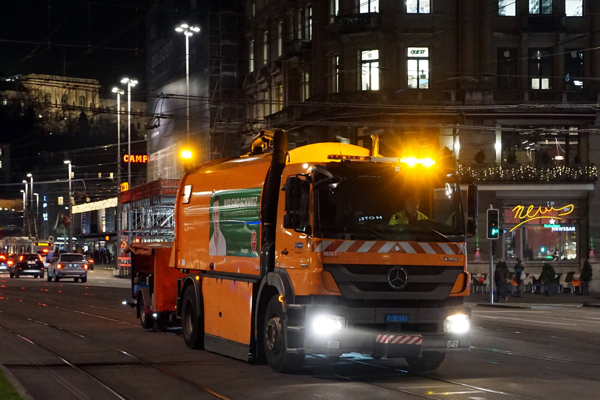 VBZ: Dienstzug der Verkehrsbetriebe Zürich vor dem Passieren der Bahnhofstrasse am 6. Dezember 2017.
Foto: Walter Ruetsch