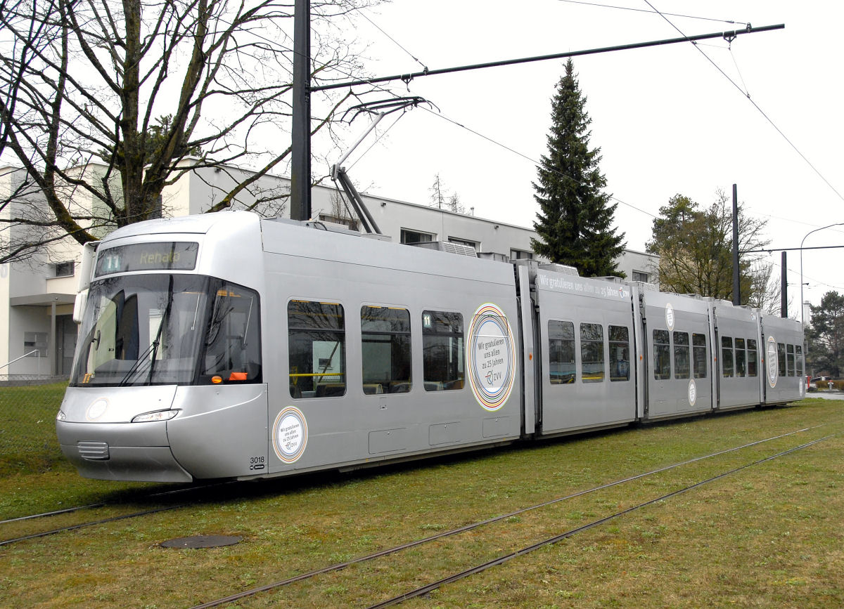 VBZ Gelenkmotorwagen Be 5/6 Cobra 3018.Unter dem Motto «Wir gratulieren uns» feiert der ZVV das 25-jährige Jubiläum. Fredy Hader 04.04.2015 Auzelg Zürich