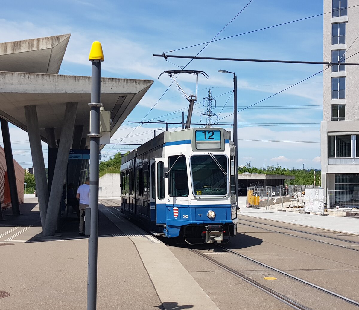 VBZ Linie 12 Wagennummer 2007  Enge  an der Endhaltestelle Bahnhof Stettbach. Dieser Wagen fährt sehr selten auf der Linie 12. Datum: 15. 6. 2021