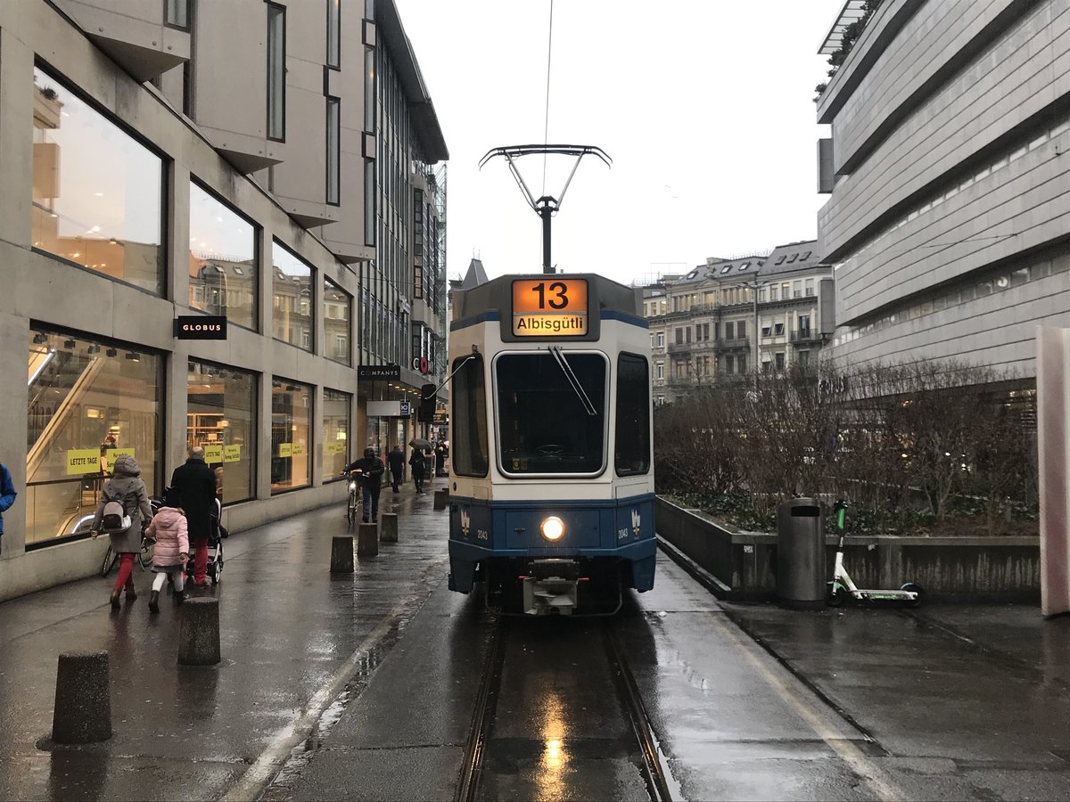 VBZ Linie 13 Wagennummer 2043  Rennweg  steht auf dem Dienstgleis Usteristrasse. Da die Bahnhofstrasse blockiert war, fuhr dieser Wagen von der Haltestelle Rennweg rückwärts in die Usteristrasse, um von dort vorwärts weiter in Richtung Bahnhofquai zu fahren. Datum: 30. 12. 2020