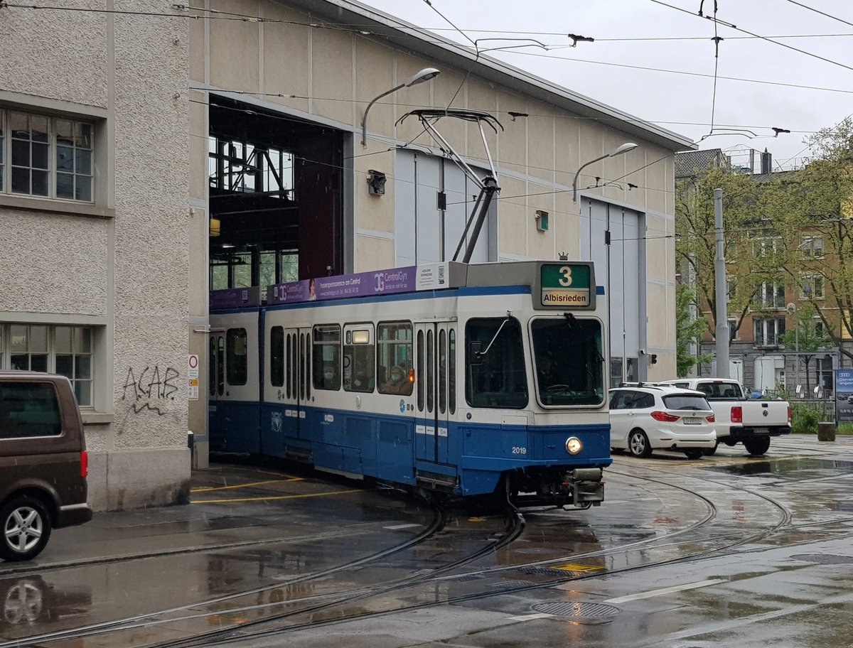 VBZ Linie 3 Wagennummer 2019 verlässt die Halle des Depots Kalkbreite
 Wegen einer Demonstration mussten die Linien 2 und 3 über das Depot Kalkbreite umgeleitet werden. Datum: 1. 5. 2021