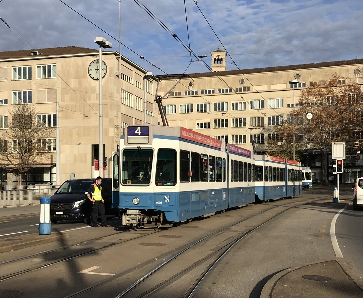 VBZ Linie 4 Nr. 2009  Triemli  auf der Walchebrücke. Dieser Wagen fuhr vom Sihlquai kommend rückwärts auf die Walchebrücke, bis er zu seiner vollen Länge ausgestreckt war. Dann wurde die Weiche gestellt und der Wagen konnte vorwärts in die Haltestelle Bahnhofquai einfahren. Der Be 4/6 2010  Wipkingen  wartete das Manöver im Hintergrund ab. Datum: 12. 11. 2020