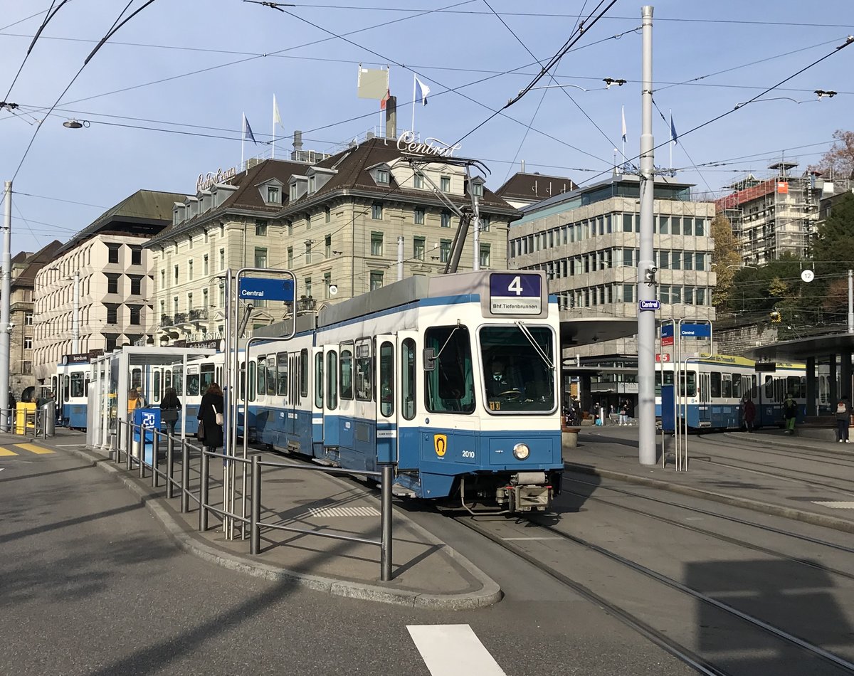 VBZ Linie 4 Nr. 2010  Wipkingen  + 2004  Höngg  am Central. Datum: 10. 11. 2020