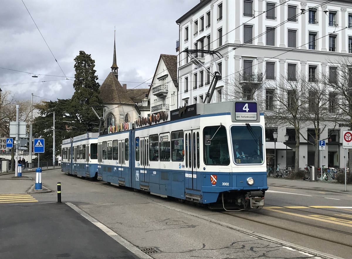 VBZ Linie 4 Wagennummer 2002  Seebach  zwischen Helmhaus und Bellevue. Dieser Wagen fährt sehr selten auf der Linie 4. Datum: 5. 2. 2021