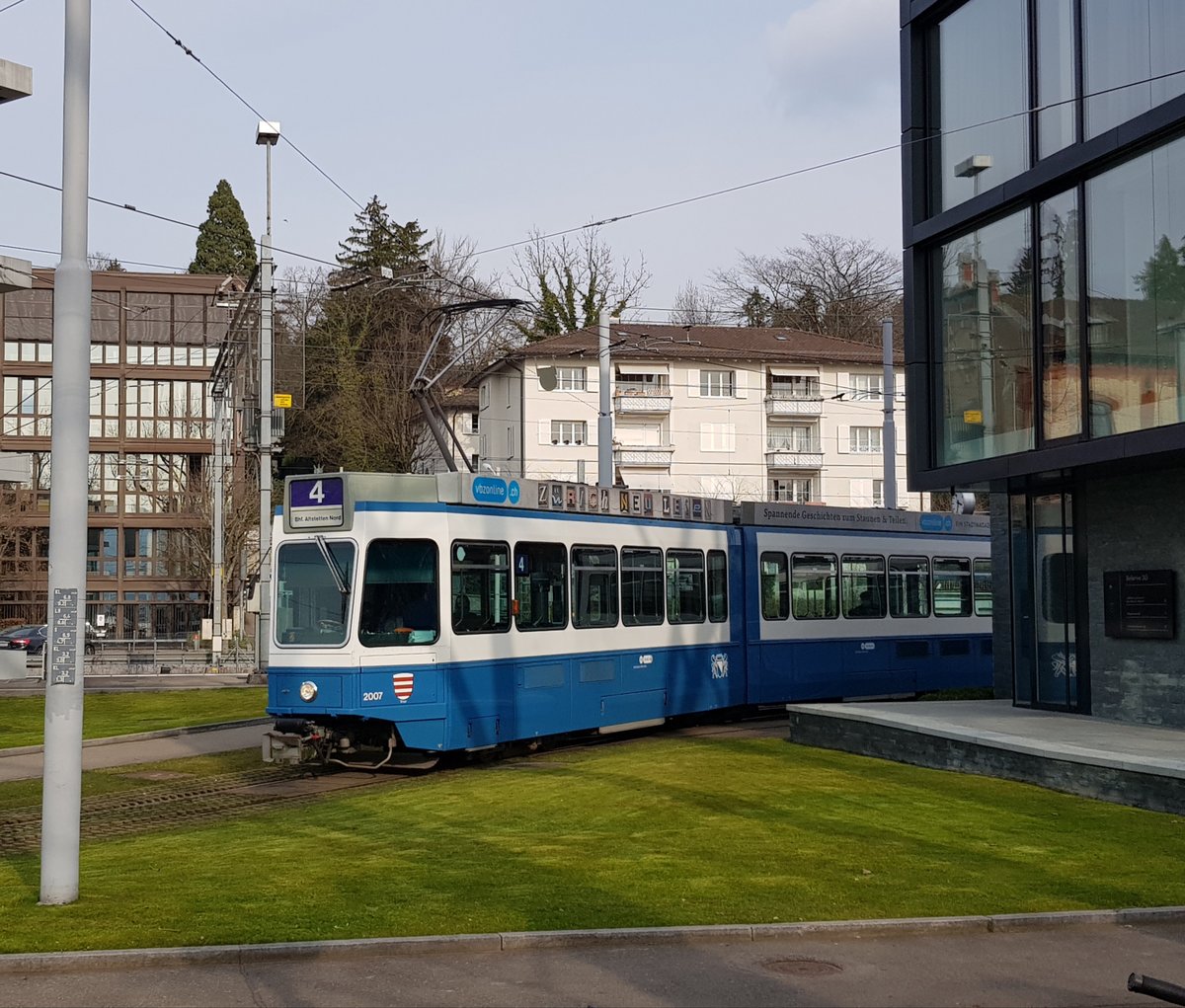 VBZ Linie 4 Wagennummer 2007  Enge  verlässt die Wendeschleife Bahnhof Tiefenbrunnen. Dieser Wagen fährt sehr selten auf der Linie 4. Datum: 9. 3. 2021