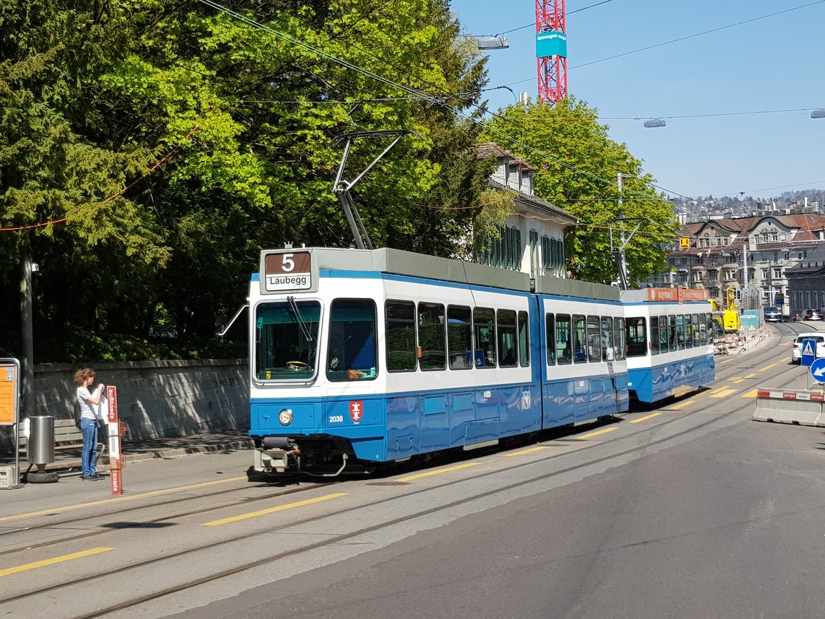 VBZ Linie 5 Wagennummer 2038  Witikon  in der Bederstrasse. Dieser Wagen fährt fast nie auf der Linie 5. Datum: 23. 4. 2021