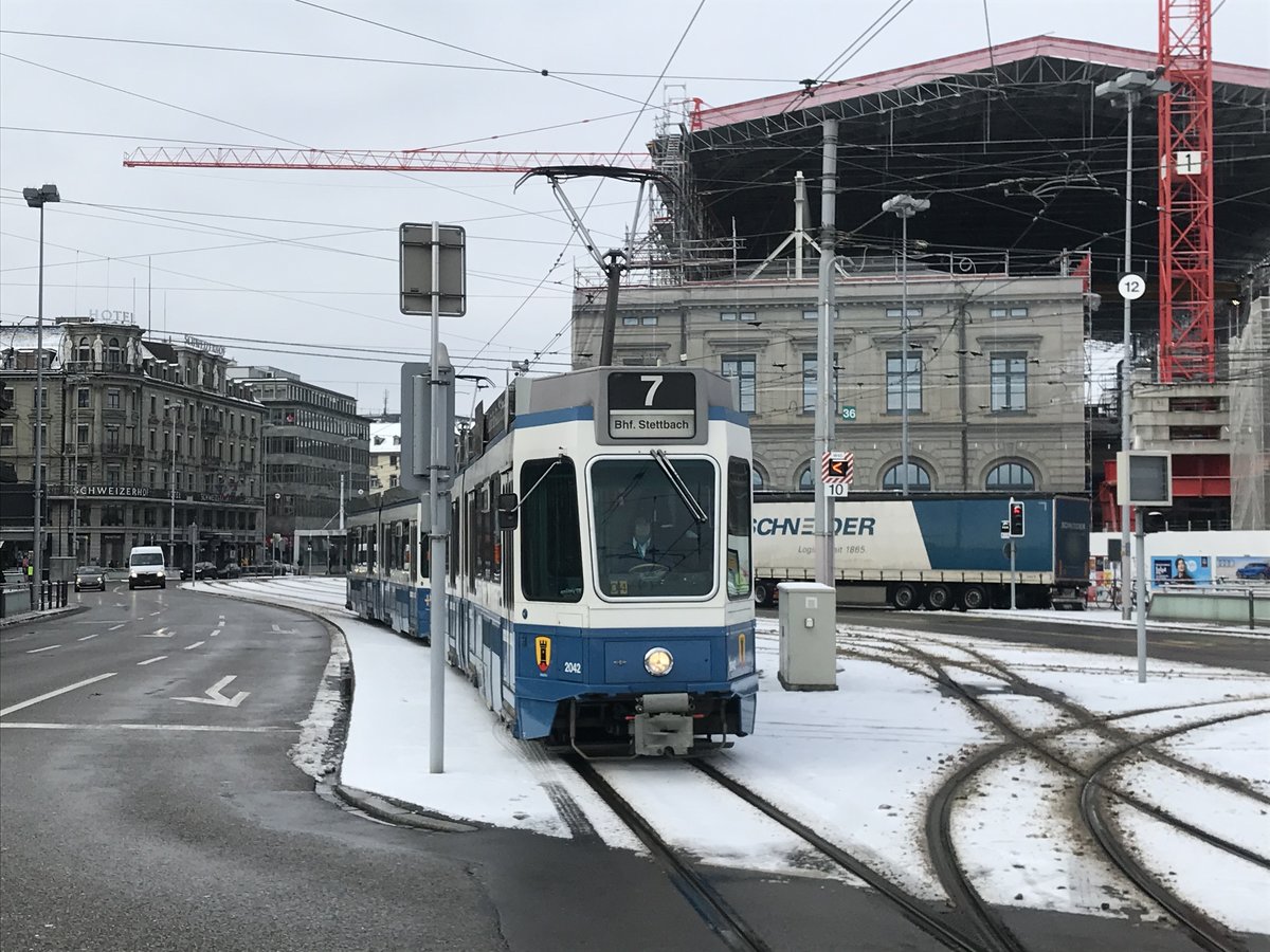 VBZ Linie 7 Wagennummer 2042  Altstetten  beim Bahnhofquai. Dieser Wagen fährt sehr selten auf der Linie 7. Datum: 10. 2. 2021