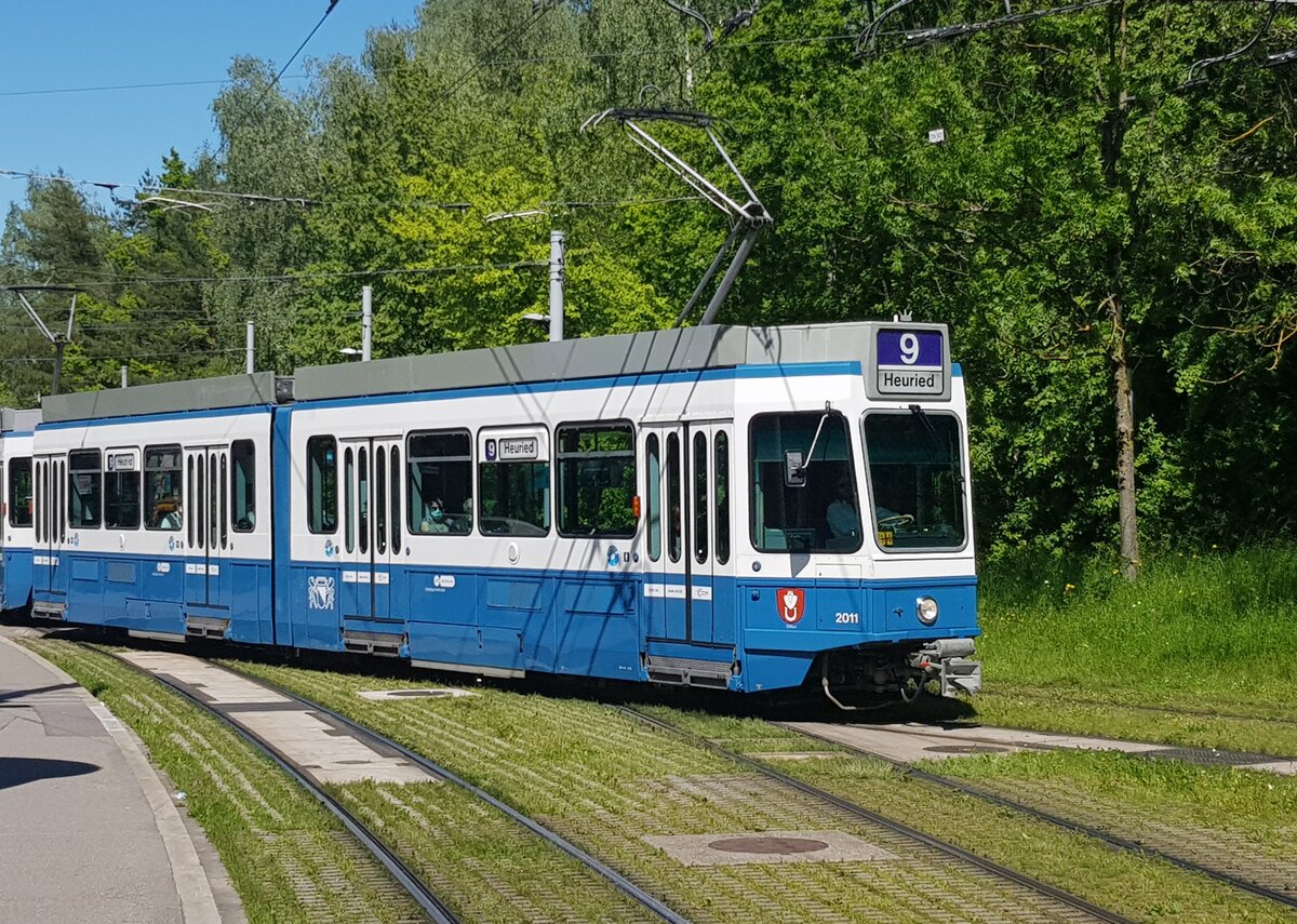 VBZ Linie 9 Wagennummer 2011  Örlikon  beim Milchbuck. Datum: 14. 5. 2021