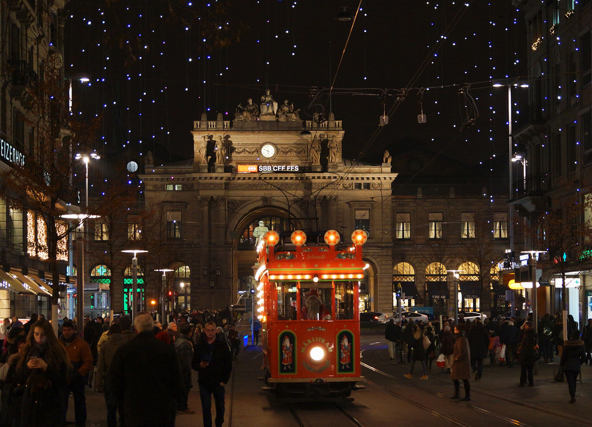 VBZ: Mit der Weihnachtsstrassenbahn  Märlitram  in Zürich unterwegs am 15. Dezember 2016.
Foto: Walter Ruetsch