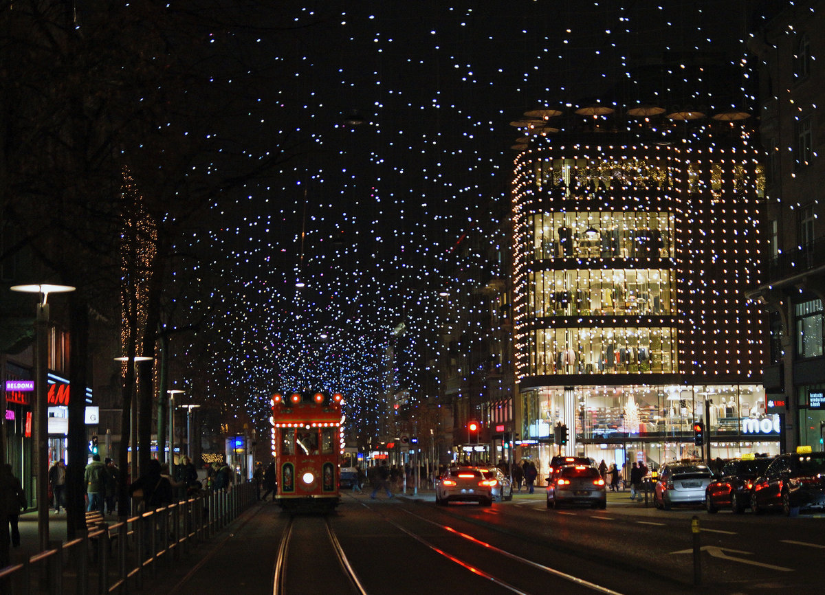 VBZ: Mit der Weihnachtsstrassenbahn  Märlitram  in Zürich unterwegs am 15. Dezember 2016.
Foto: Walter Ruetsch