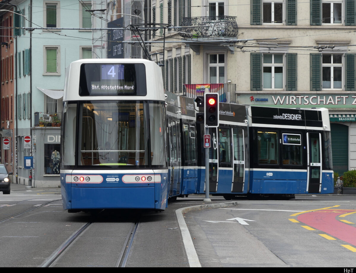VBZ - Nachschuss des Tram Be 6/8  4008 unterwegs auf der Linie 4 in Zürich am 12.09.2021 *** Standort des Fotografen auf einem Zebrastreifen ( Fussgänger Überquerung der Strasse )