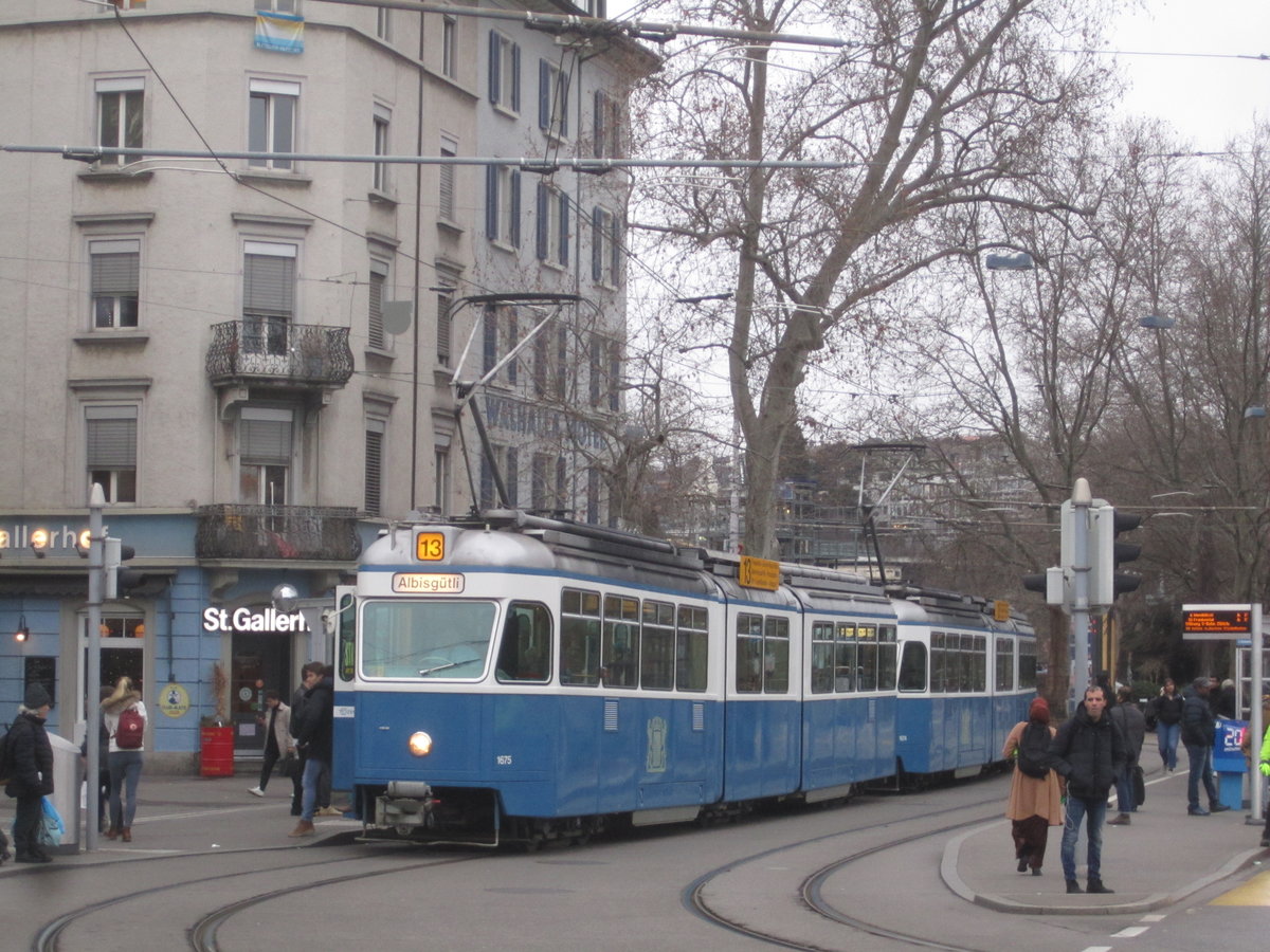 VBZ Nr. 1675+1675 (Be 4/6 Mirage) am 27.1.2020 bei der Haltestelle Sihlquai/HB. Infolge Fahrzeugmangel bei der VBZ werden zur Hauptverkehrszeit ein Zusatzkurs der Linie 13 mit den historischen Mirages gefahren.