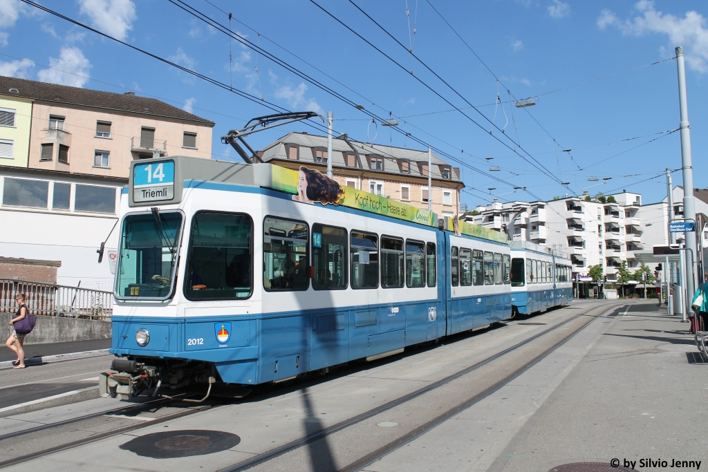 VBZ Nr. 2012 ''Wiedikon'' + 2017 (Be 4/6 ''Tram 2000'') am 30.7.2016 bei der Haltestelle Bahnhof Oerlikon Ost.