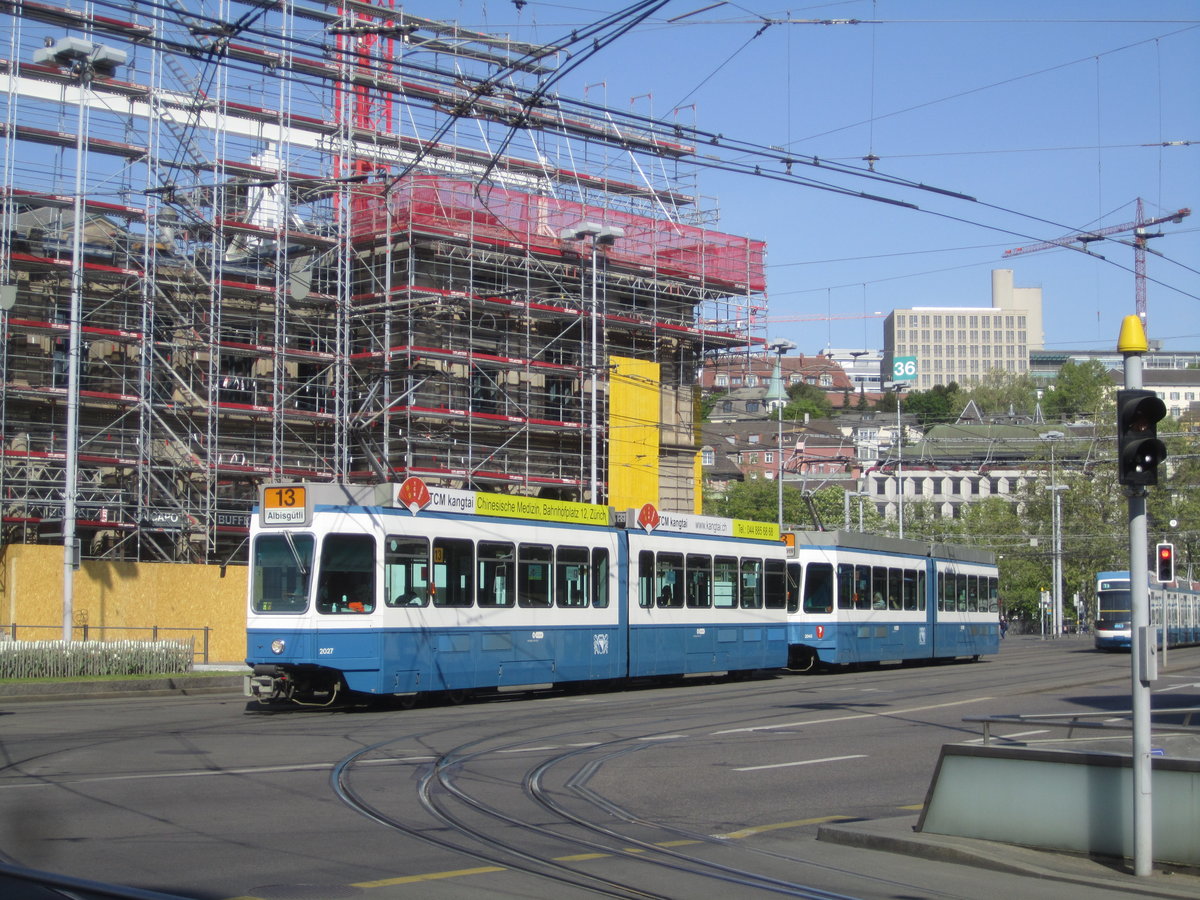 VBZ Nr. 2027+2045 ''Riesbach'' (Be 4/6 ''Tram 2000'') am 20.4.2020 zwischen den Haltestellen Bahnhofquai/HB und Bahnhofstrasse/HB mit dem Zürcher HB, dessen Südtrakt aktuell restauriert wird, im Hintergrund.
