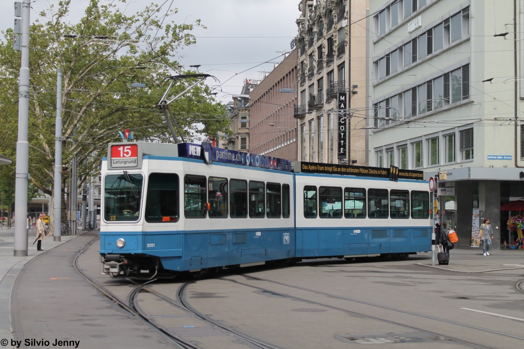 VBZ Nr. 2051 (Be 4/6 ''Tram 2000'') am 1.8.2015 beim Bhf. Stadelhofen. Infolge der Baustelle am Bellevue verkehrte die Linie 15 nur zwischen Klusplatz und Stadelhofen. Da diese beiden Ziele auf dem Rollband nicht nebeneinander liegen, musste die Anzeige etliche Ziele durchlaufen lassen. Für eine solche ''Fehlanzeige'' musste man jediglich zur richtige Sekunde abdrücken um ein nicht-alltägliches Ziel zu fotografieren. Des weiteren wird die Anzeige ''Letzigrund'' nur bei Fussballspielen, Konzerten und Events im gleichnamigen Stadion benötigt.
