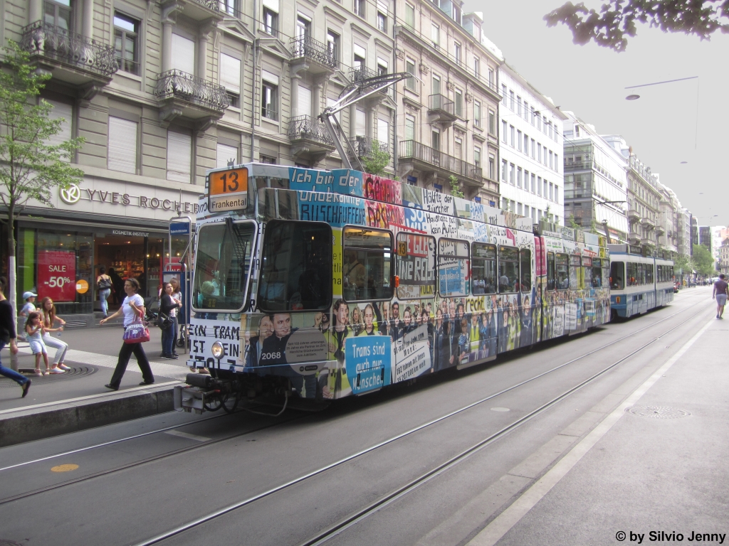 VBZ Nr. 2068+2042 ''Albisrieden'' am 23.7.2015 bei der Haltestelle Bahnhofstrasse/HB. Das Tram 2000 Nr. 2068 erhielt zum 25 jährigen Jubiläum eine VBZ-Sonderbemalung.