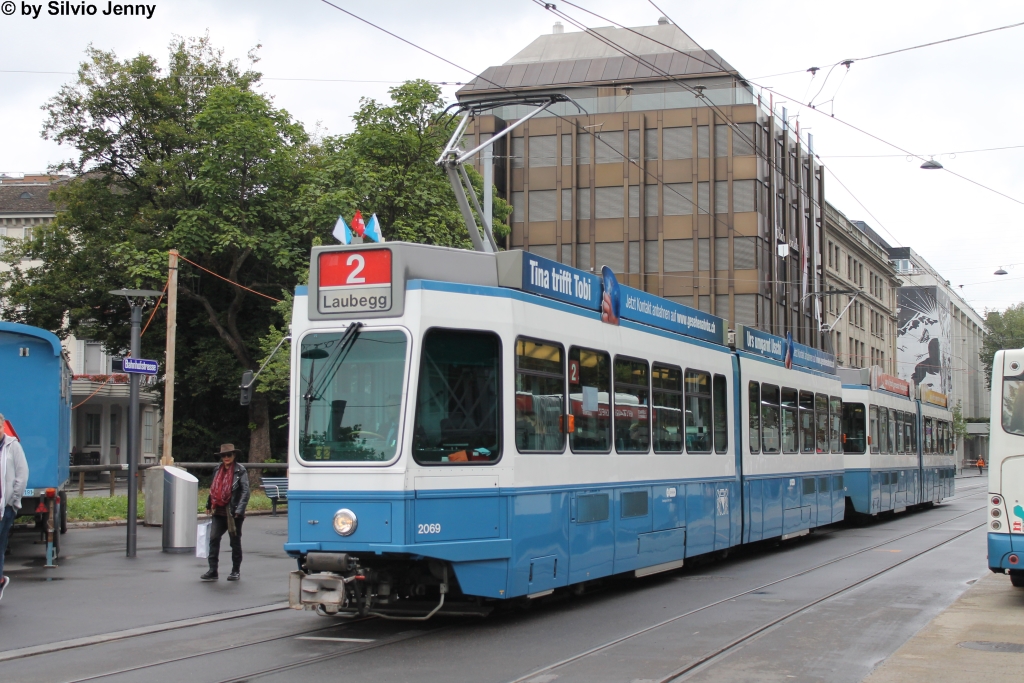 VBZ Nr. 2069+2309 (Be 4/6 ''Tram 2000'') am 1.8.2015 beim Bürkliplatz. Infolge der Baustelle am Bellevue verkehren die Trams der Linie 2 ab Bürkliplatz via Bahnhof Enge zur Laubegg, sie ersetzen dort die Linie 5, die während 5 Wochen vollständig eingestellt ist.