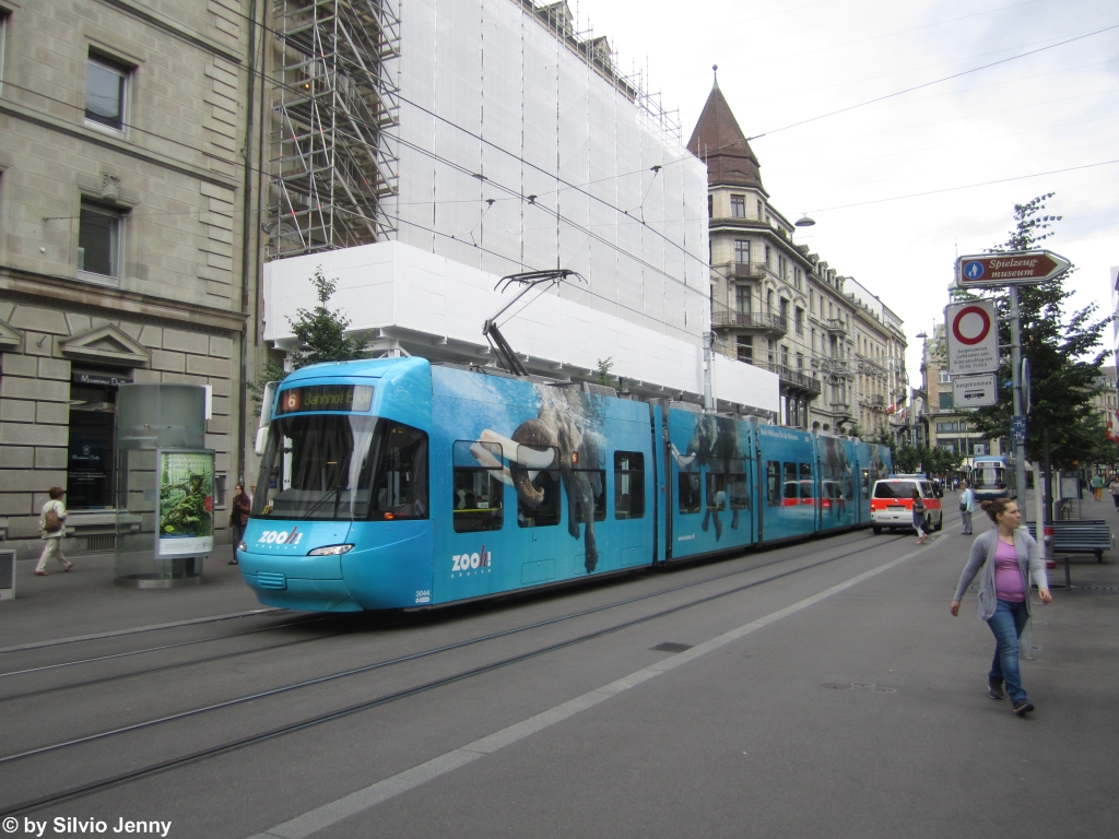 VBZ Nr. 3044 ''Zoo Zürich'' (Be 5/6 ''Cobra'') am 30.5.2015 beim Rennweg. Anlässlich der Eröffnung des neuen Elefantenparks im Zoo Zürich, wurde dieses ''Elefanten-Tram'' lanciert. Die Zoo-Cobra wird hauptsächlich auf der Linie 6 zum Zoo eingesetzt.