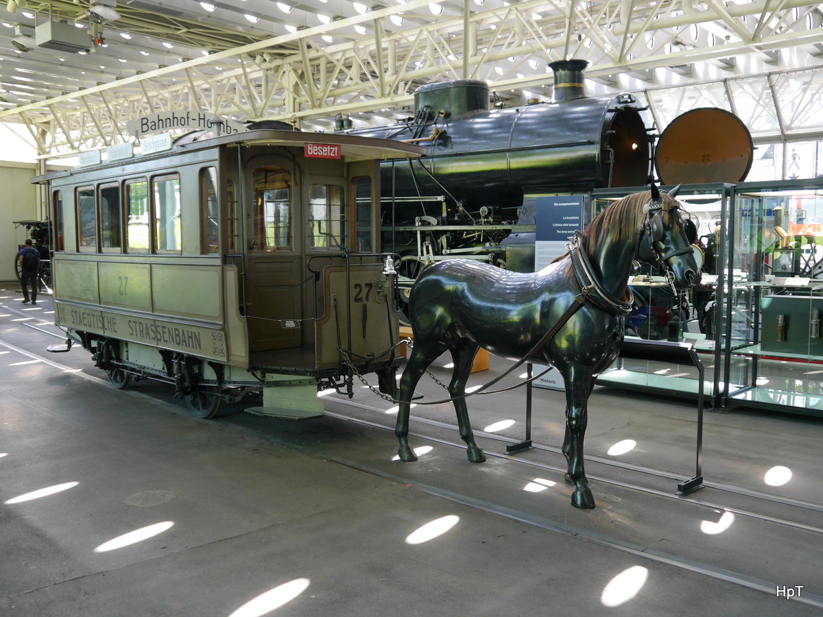 VBZ - Pferdetram mit Wagen 27 ausgestellt im Verkehrshaus in Luzern am 21.05.2016