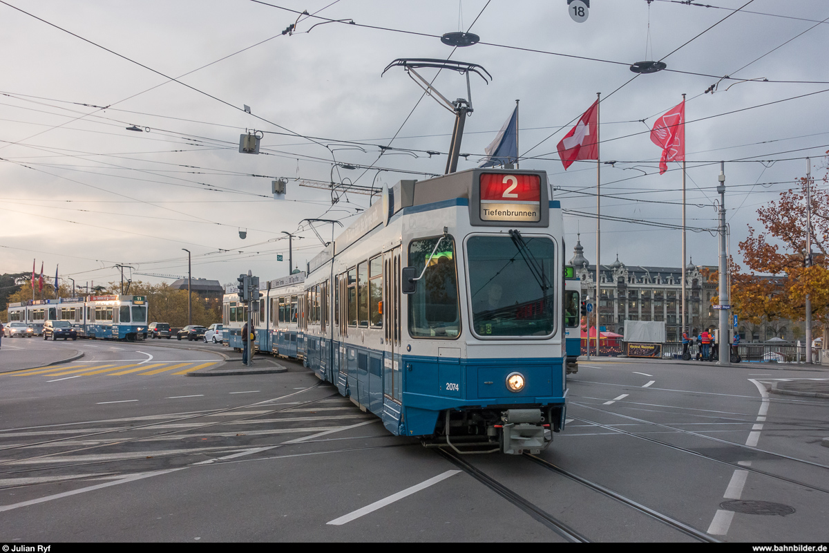 VBZ  Tram 2000  2074 am 8. November 2017 beim Bellevue auf der Linie 2 Richtung Bahnhof Tiefenbrunnen.