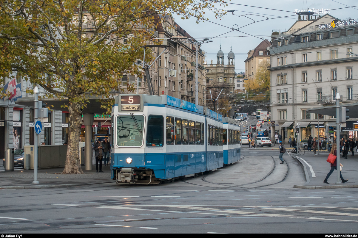 VBZ  Tram 2000  2095 mit einem Pony am 8. November 2017 beim Bellevue auf der Linie 5 Richtung Laubegg.