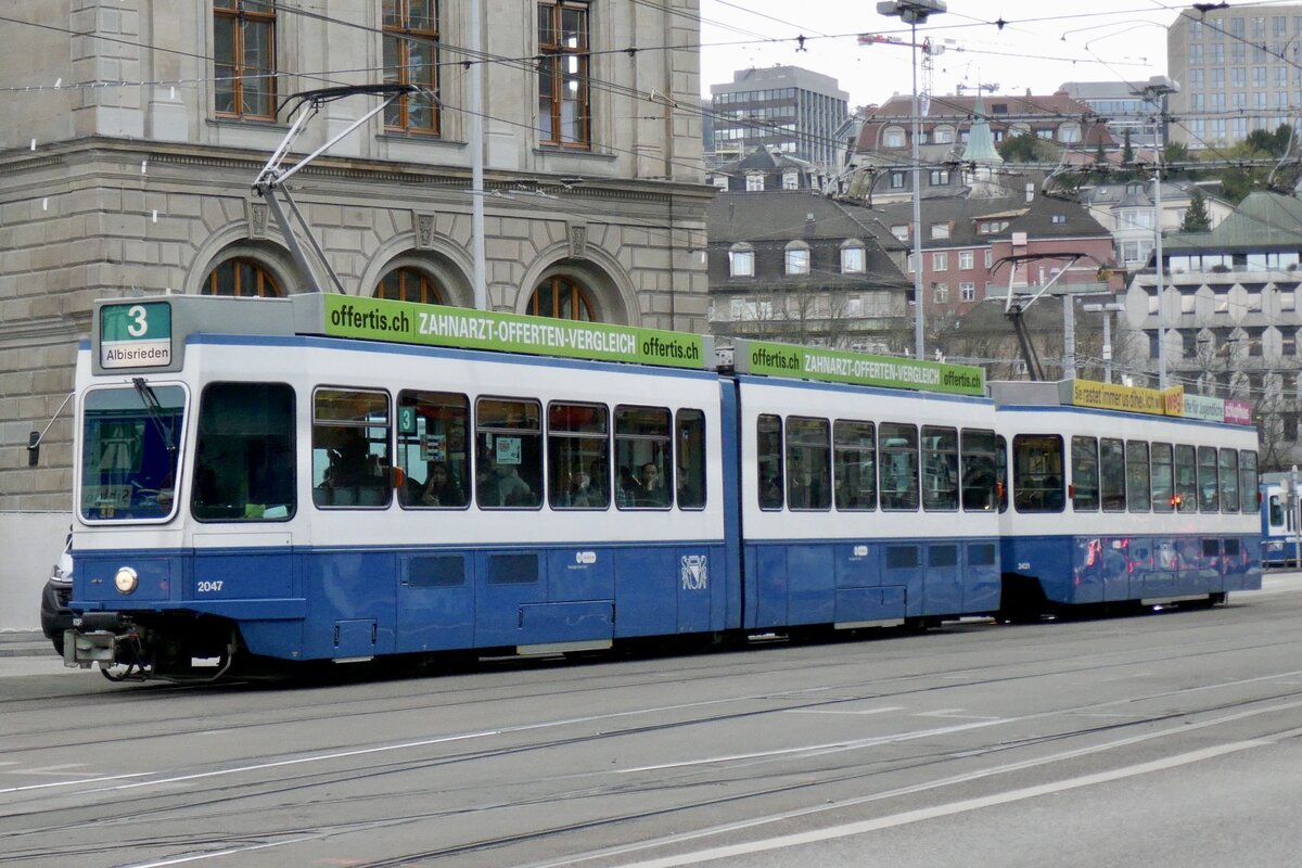 VBZ Tram 2000 Be 4/6 2047 mit einem  Pony  am 4.4.23 beim Hauptbahnhof Zürich.