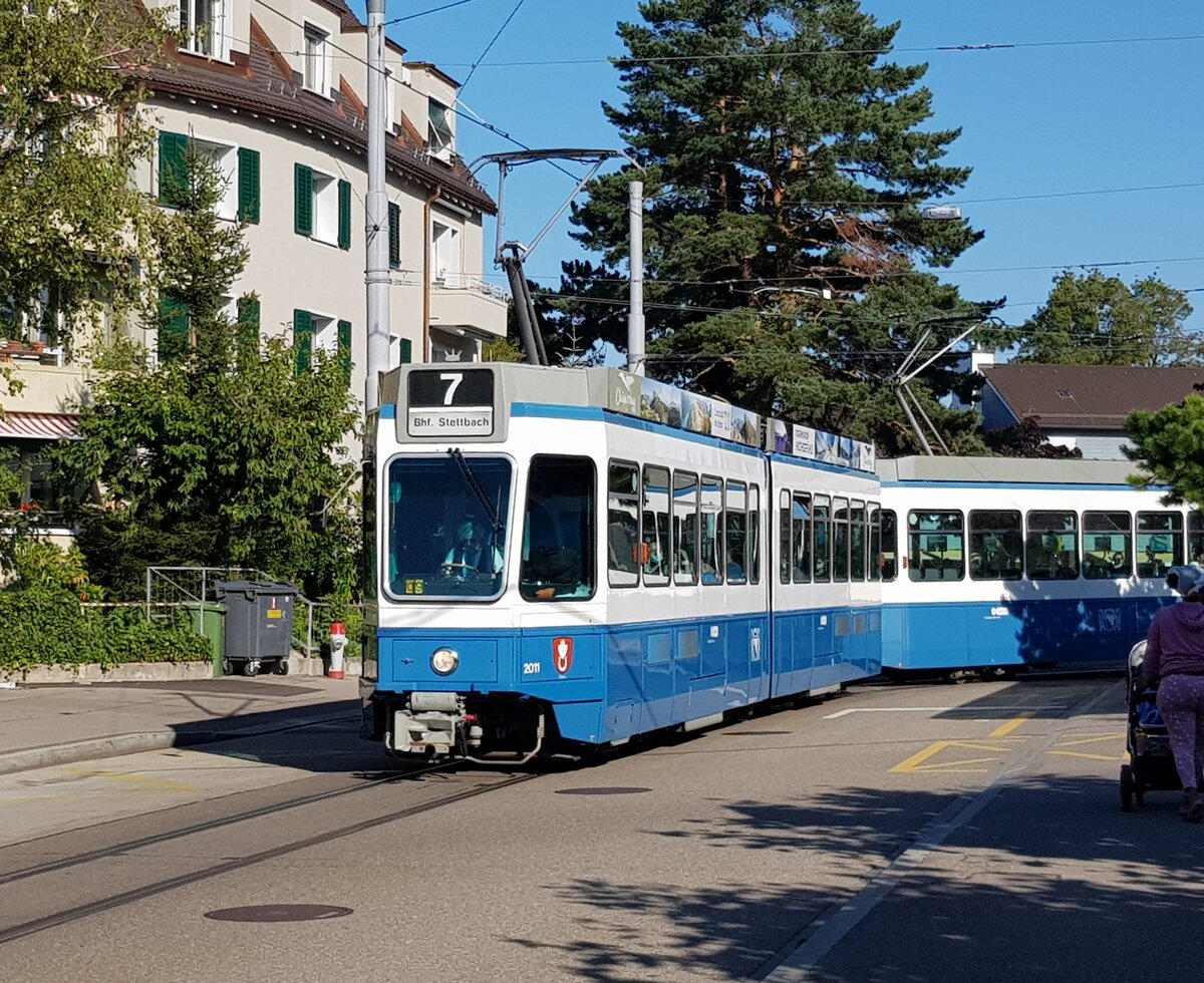 VBZ Tram 2000 Linie 7 Wagennummer 2011  Örlikon  in der Wendeschleife Wollishofen. Dieser Wagen fährt fast nie auf der Linie 7. Datum: 1. 9. 2021