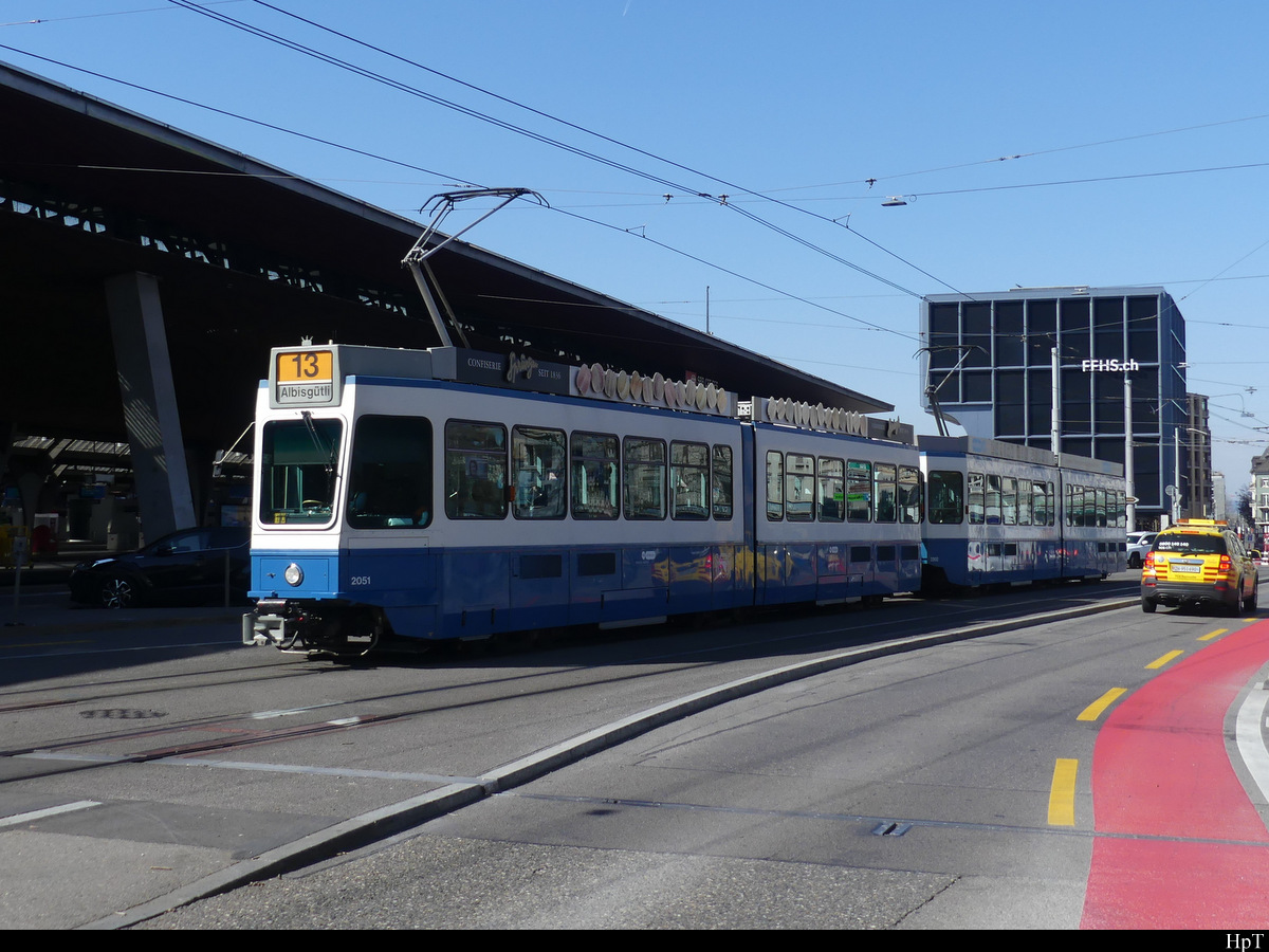 VBZ - Tram Be 4/6 2051 unterwegs auf der Linie 13 in der Stadt Zürich am 13.03.2022