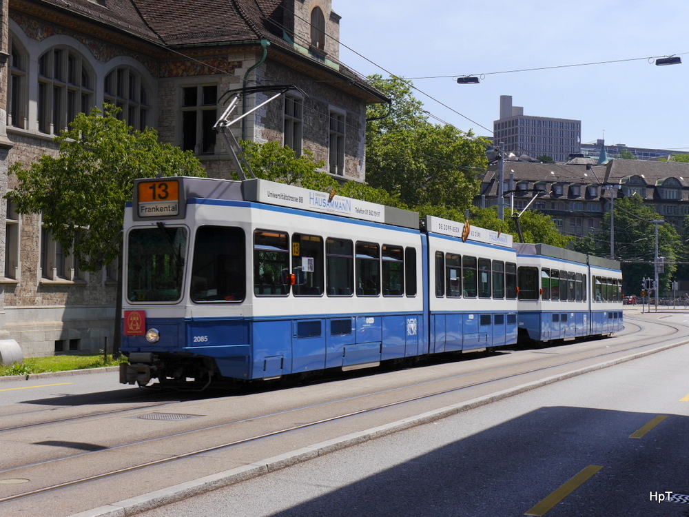 VBZ - Tram Be 4/6 2085 unterwegs auf der Linie 13 in der Stadt Zürich am 19.07.2014
