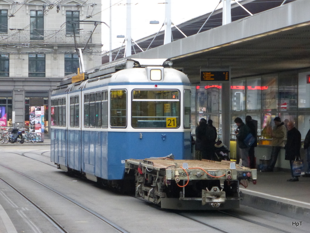 VBZ - Tram Be 4/6 1674 mit Dienstwagen X 1987 unterwegs in Zürich am Sonntag 30.11.2014