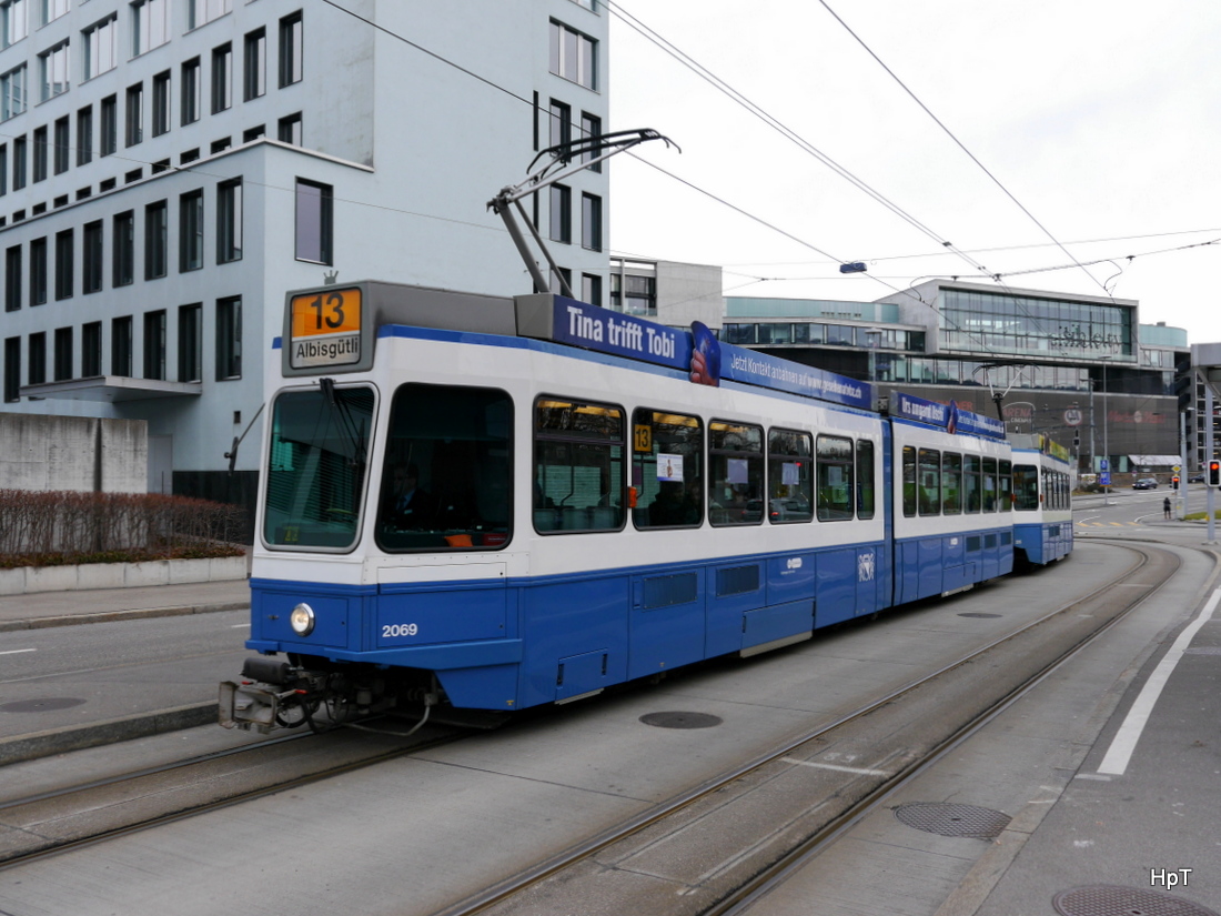 VBZ - Tram Be 4/6 2069 + Be 4/6 unterwegs auf der Linie 13 in der Stadt Zürich am 31.01.2015