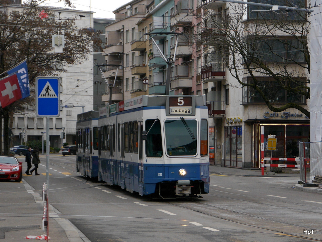 VBZ - Tram Be 4/6 2086 mit Tramanhänger Be 2/4 unterwegs auf der Linie 5 in Zürich am 31.01.2015