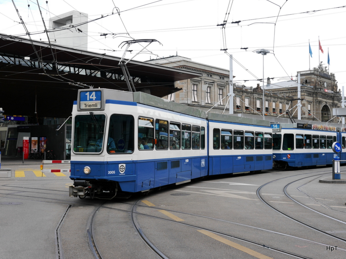 VBZ - Tram Be 4/6 2005 unterwegs auf der Linie 14 vor dem SBB Bahnhof in Zürich am 28.05.2016