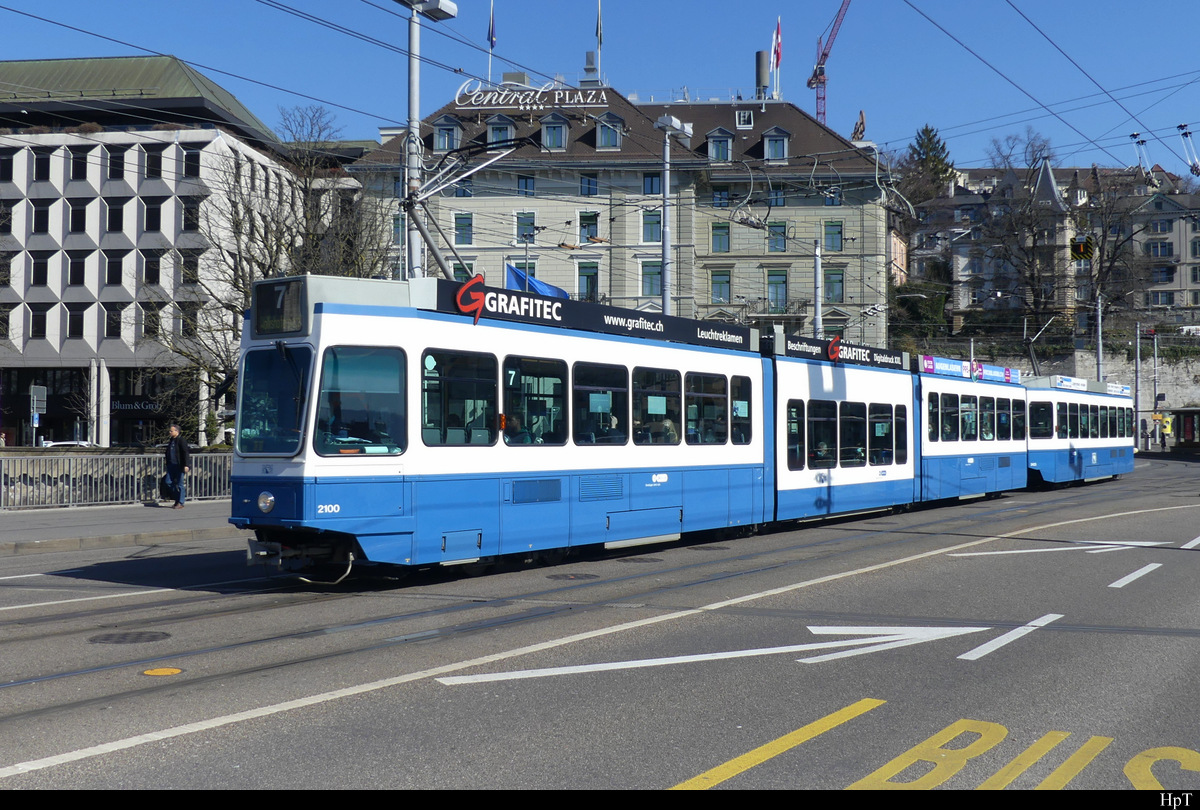 VBZ - Tram Be 4/8 2100 unterwegs auf der Linie 7 in der Stadt Zürich am 13.03.2022