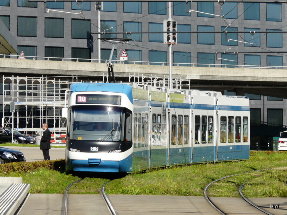 VBZ - Tram Be 5/6 3058 unterwegs auf der Linie 10 beim Flughafen Zürich am 17.10.2013