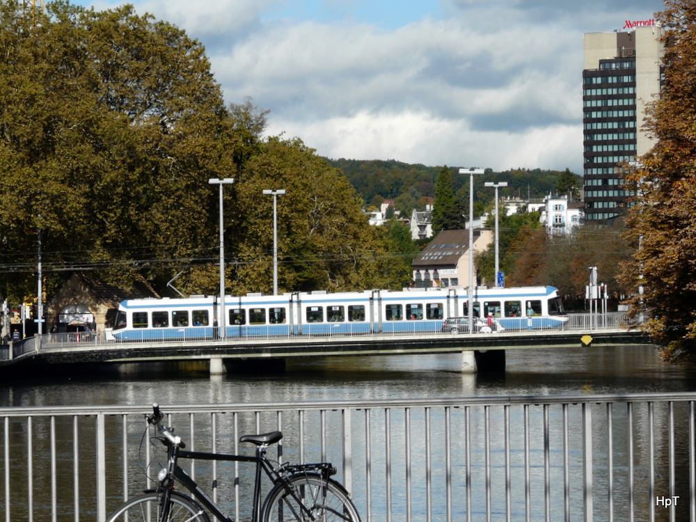 VBZ - Tram Be 5/6 30.. unterwegs über die Limmat in Zürich am 17.10.2013