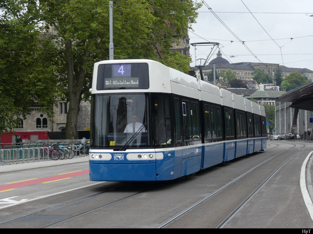 VBZ - Tram Be 6/8  4011 unterwegs auf der Linie 4 in Zürich am 12.09.2021 *** Standort des Fotografen auf einem Zebrastreifen ( Fussgänger Überquerung der Strasse )