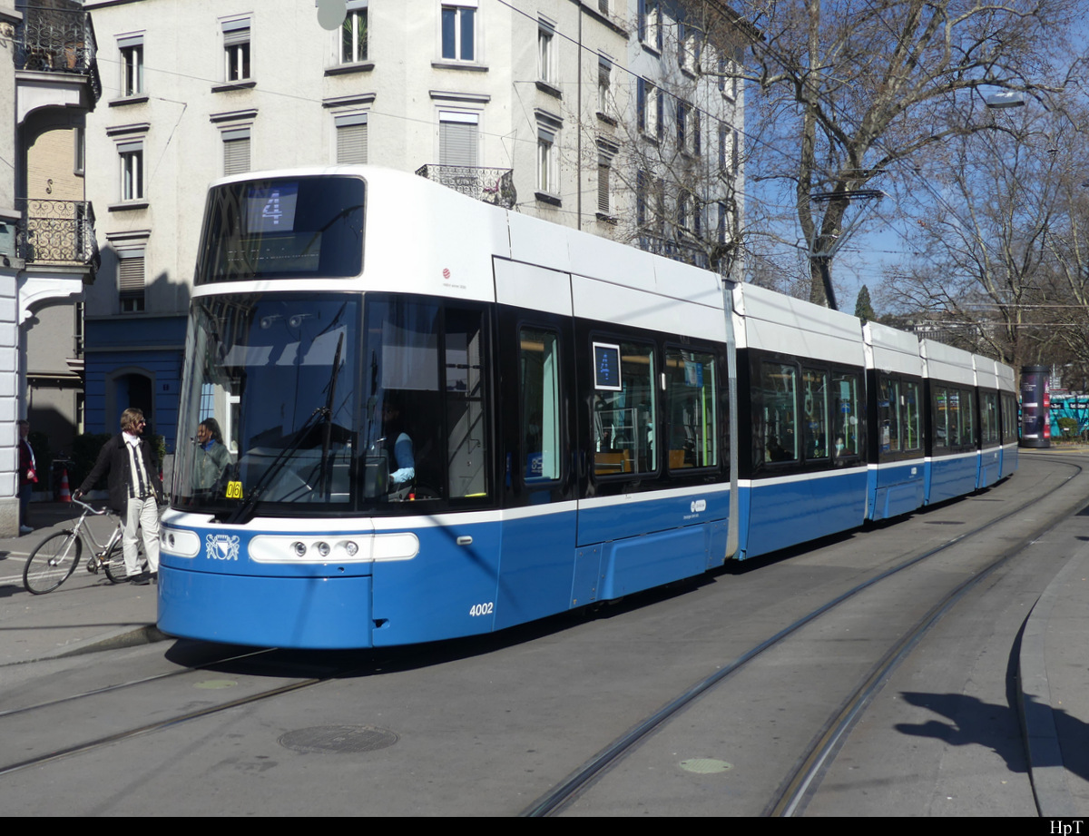 VBZ - Tram Be 6/8 4002 unterwegs auf der Linie 4 in der Stadt Zürich am 13.03.2022